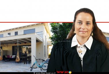 כב' השופטת הדס רוזנברג-שיינרט בית משפט השלום נתניה ברקע: חצר בית איל בכפר-יונה בית מיוחד לאנשים בעלי מוגבלות שכלית התפתחותית | צילום: הרשות השופטת | עיבוד צילום: שולי סונגו ©