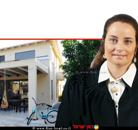 כב' השופטת הדס רוזנברג-שיינרט בית משפט השלום נתניה ברקע: חצר בית איל בכפר-יונה בית מיוחד לאנשים בעלי מוגבלות שכלית התפתחותית | צילום: הרשות השופטת | עיבוד צילום: שולי סונגו ©