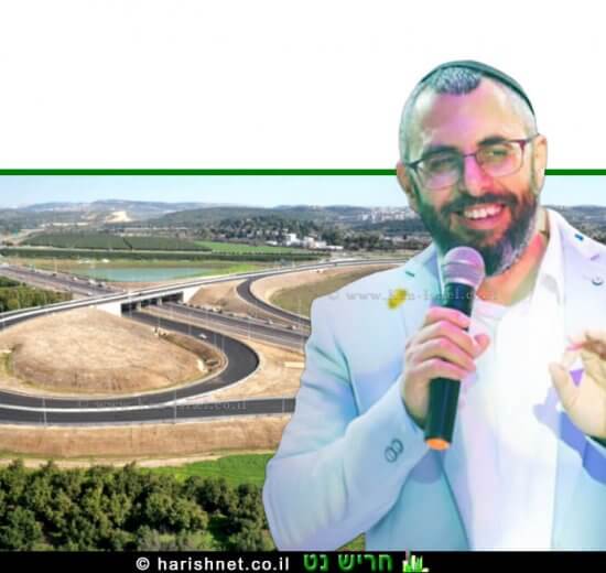 ראש עיריית חריש מר יצחק קשת, ברקע: מחלף משמר הגבול (מג"ב) - חריש החדש | עיבוד צילום: שולי סונגו ©