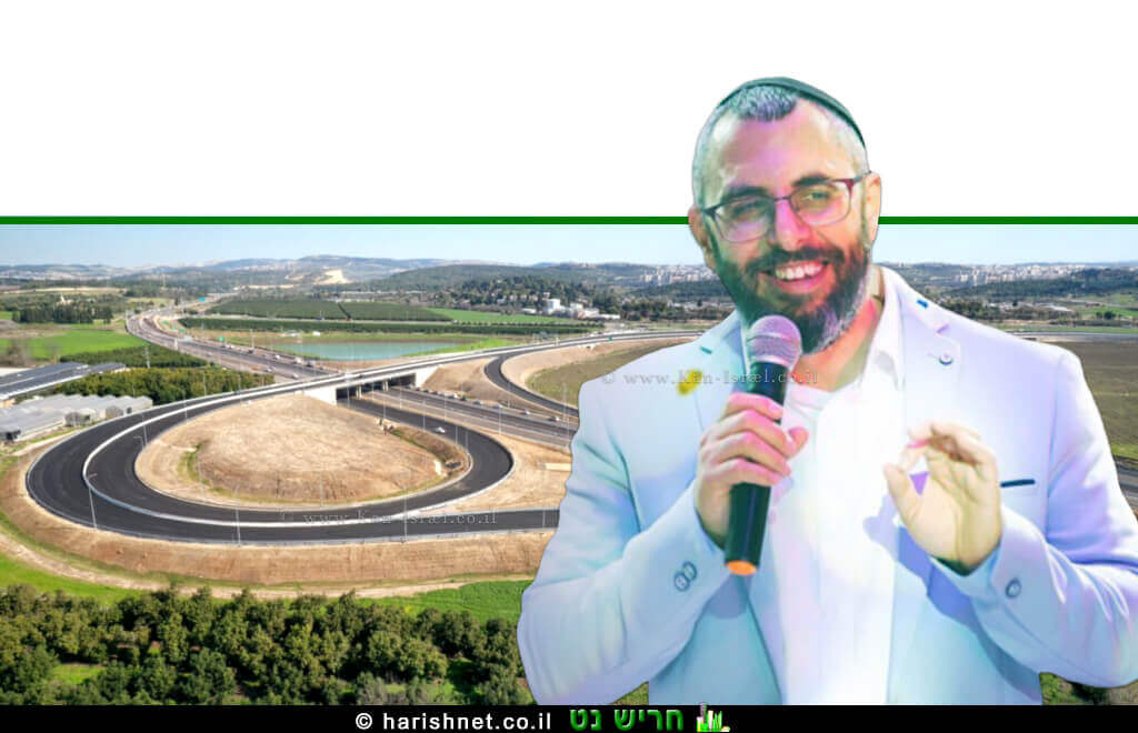 ראש עיריית חריש מר יצחק קשת, ברקע: מחלף משמר הגבול (מג"ב) - חריש החדש | עיבוד צילום: שולי סונגו ©