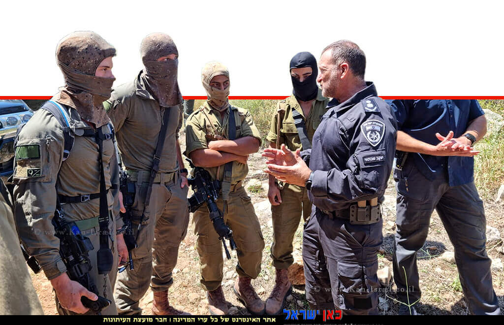 מפכל המשטרה רב ניצב יעקב שבתאי באזור החיפושים עם כוחות הביטחון אחר המחבלים שביצעו את הפיגוע בעיר אלעד | צילום: משטרת ישראל | עיבוד צילום: שולי סונגו© מפכל המשטרה רב ניצב יעקב שבתאי באזור החיפושים עם כוחות הביטחון אחר המחבלים שביצעו את הפיגוע בעיר אלעד | צילום: משטרת ישראל | עיבוד צילום: שולי סונגו©