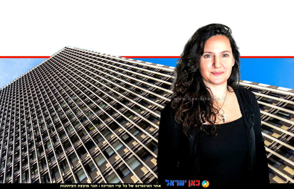 אליענה דן, מנכלית אגודת ידידי אוניברסיטת חיפה בישראל | צילום: סתיו שניידר אשוח | צילום רקע: אוניברסיטת חיפה | עיבוד: שולי סונגו©