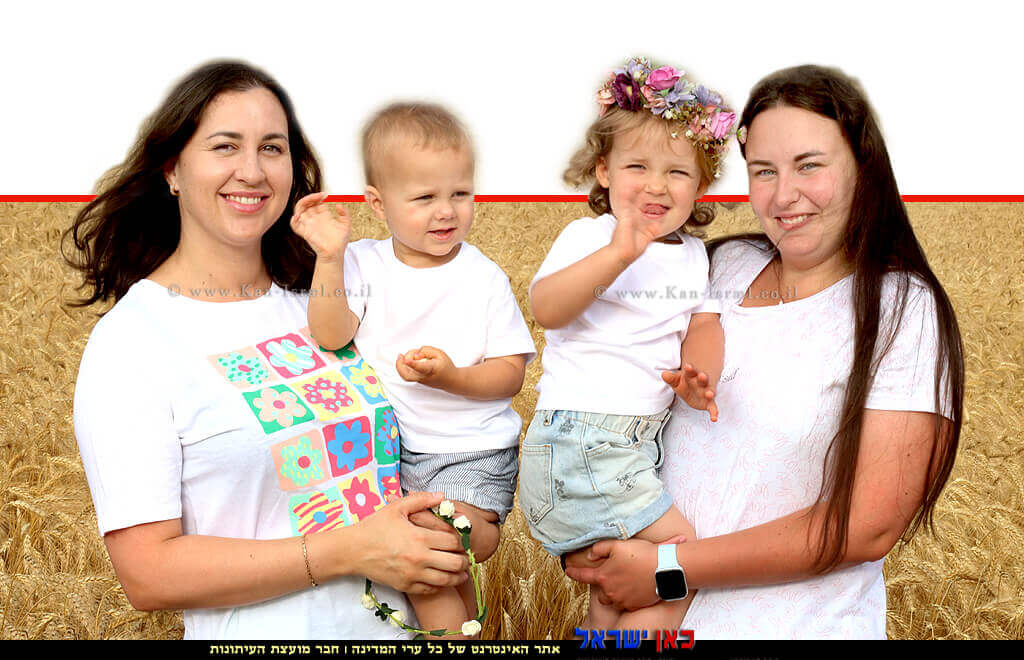 פליטות מאוקראינה מאשה חבורוסטיאן עם בתה פולינה (מימין) וקטיה קיצ'קו עם בנה מירון שנקלטו בקיבוץ גלעד במסגרת תכנית "בית ראשון במולדת" צילום: שמעון לוי | עיבוד צילום: שולי סונגו© פליטות מאוקראינה מאשה חבורוסטיאן עם בתה פולינה (מימין) וקטיה קיצ'קו עם בנה מירון שנקלטו בקיבוץ גלעד במסגרת תכנית "בית ראשון במולדת" צילום: שמעון לוי | עיבוד צילום: שולי סונגו©