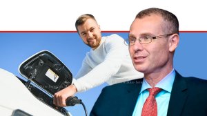 חבר כנסת יריב לוין מיוזמי הדיון; מעבר לשימוש ברכבים חשמליים בוועדת הכלכלה של הכנסת ברקע: צעיר מטעין באנרגיה את מכוניתו החשמלית | צילום: Depositphotos | עיבוד צילום: שולי סונגו ©