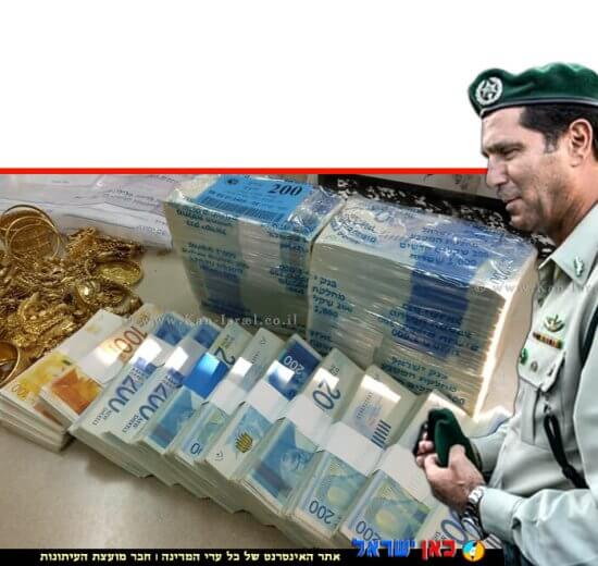 מפקד משמר הגבול ניצב אמיר כהן ברקע: שלל הפשיטה בעיר רהט במבצע ״מסלול בטוח״ לטיפול בעברייני מס | צילום: דוברות המשטרה | עיבוד צילום: שולי סונגו©