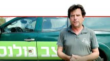 דר יניב לוי מנהל מרכז הצלה לצבי ים רשות הטבע והגנים על שחרור 17 צב ים ששוקמו במרכז הארצי להצלת צבי ים, והחזרתם לסביבתם הטבעתי בגן לאומי נחל אלכסנדר חוף בית ינאי | צילום: רשות הטבע והגנים | עיבוד: שולי סונגו©