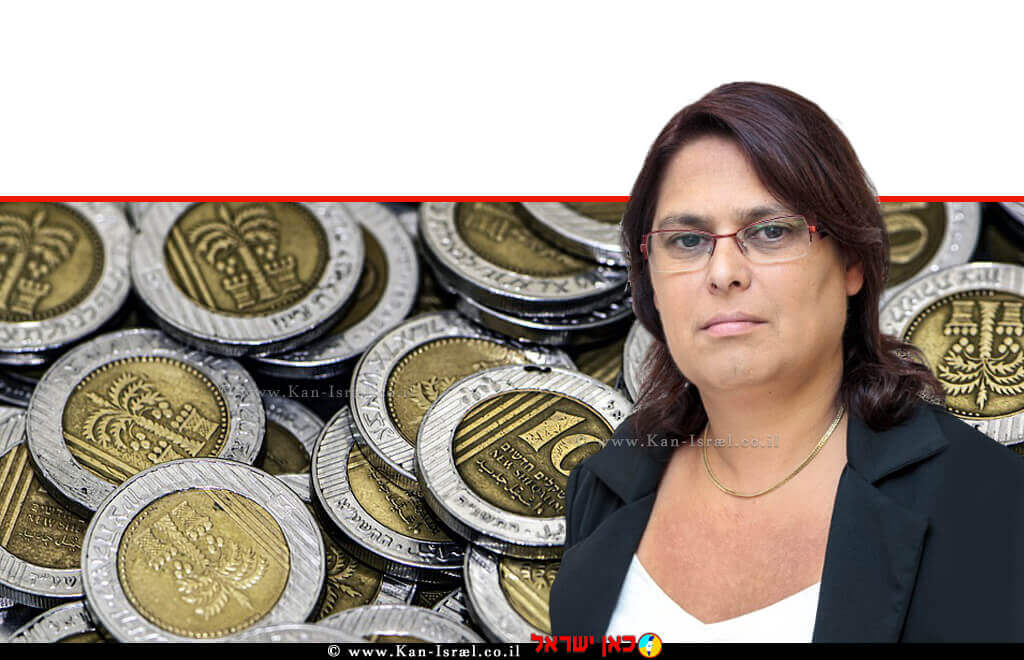 נאוה זקן סמנכלית אכיפה, מסחר ומדידה במשרד הכלכלה והתעשייה, ברקע: מטבעות של שקלים | עיבוד צילום: שולי סונגו©