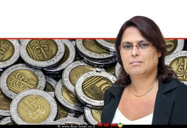 נאוה זקן סמנכלית אכיפה, מסחר ומדידה במשרד הכלכלה והתעשייה, ברקע: מטבעות של שקלים | עיבוד צילום: שולי סונגו©