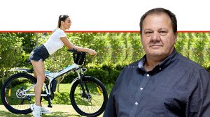 איגור דוסקלוביץ הממונה על התקינה במשרד הכלכלה והתעשייה, בקרע: צעירה רוכבת על אופניים עם סוללת ליתיום צילום: אתר דיילי מייל | עיבוד צילום: שולי סונגו ©