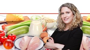 נעמה קאופמן-פס, מנכלית משרד החקלאות, ברקע: מוצרי חקלאות טרייה | צילום: Depositphotos | עיבוד צילום: שולי סונגו ©
