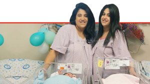 חֵן פריינתי ו-רוֹזִי בן כליפה מהעיר חדרה שילדו בהפרש של יום אחד בלבד במחלקת יולדות במרכז הרפואי הלל יפה | צילום: באדיבות משרד הדוברת | עיבוד צילום: שולי סונגו©