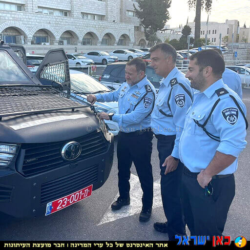 המפכל רב ניצב יעקב שבתאי, משמאל, עם הג’יפ החדש והממוגן של המשטרה | צילום: דוברות המשטרה | עיבוד צילום: שולי סונגו ©