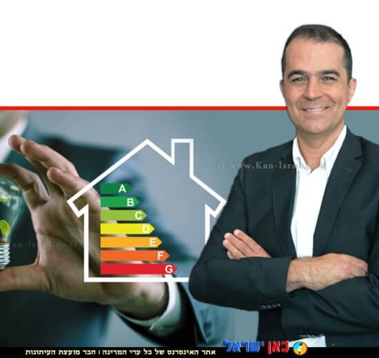 מנהל אגף בנייה ירוקה, תקינה ותיווי ב'משרד להגנת הסביבה' אדריכל רן אברהם ברקע: איש עסקים ברעיון כללי של יעילות אנרגיה | צילום: שלומי אמסלם, לעמ | צילום: Depositphotos | עיבוד צילום: שולי סונגו ©