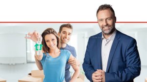 ניר שמול – מנכל החברה לפיתוח והתחדשות עירונית וחברת שניר ברקע: זוג קונה את ביתו החדש | צילום: Depositphotos | עיבוד צילום: שולי סונגו ©