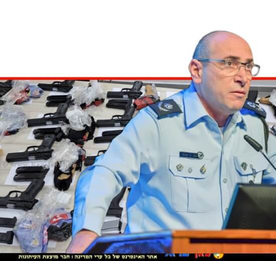ניצב יגאל בן שלום ראש אגף חקירות ומודיעין ברקע: שלל אקדחים שנתפסו בגבולות המדינה | צילומים: דוברות המשטרה | עיבוד צילום: שולי סונגו ©