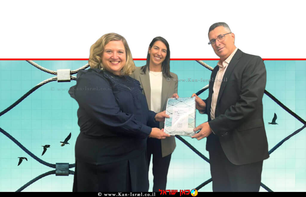 מעמד הגשת הדוח לשר המשפטים גדעון סער, עורכת דין מורן שניידר (רוזנבלום) ועורכת דין דינה דומיניץ | צילום: דוברות שר המשפטים | עיבוד צילום: שולי סונגו © מעמד הגשת הדוח לשר המשפטים גדעון סער, עורכת דין מורן שניידר (רוזנבלום) ועורכת דין דינה דומיניץ | צילום: דוברות שר המשפטים | עיבוד צילום: שולי סונגו ©