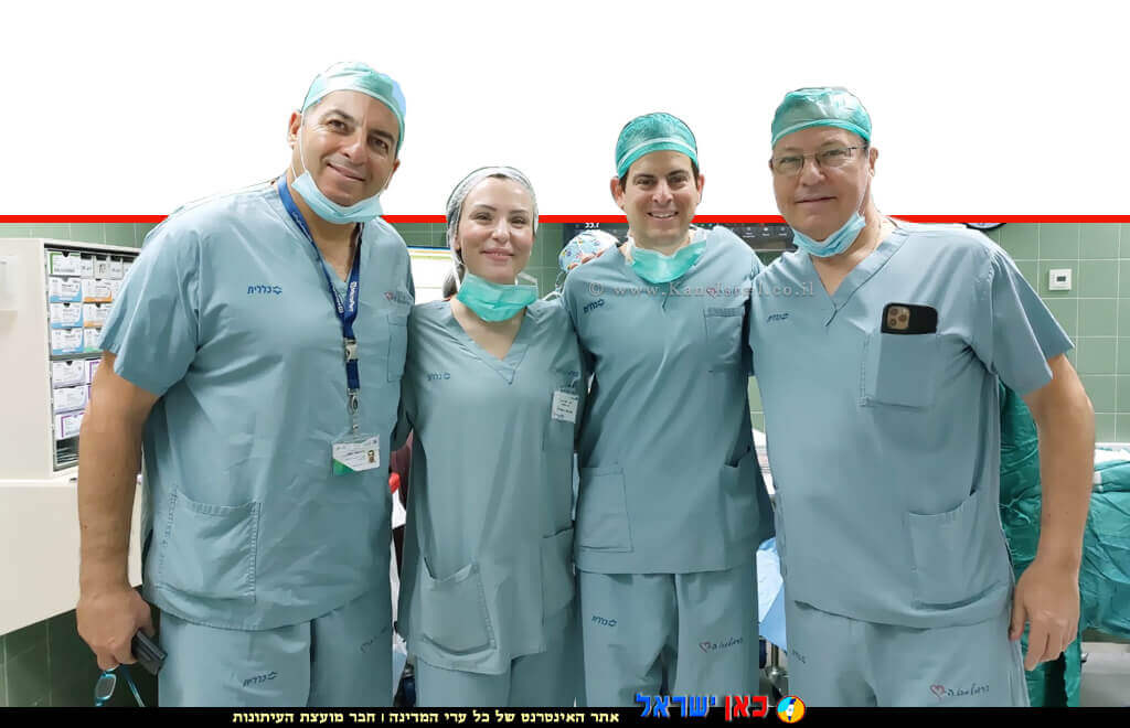 דר' בני ברנפלד, מנהל המחלקה האורתופדית של המרכז הרפואי כרמל שביצעו ניתוח נדיר להשתלת תאי סחוס בברך חולה, נציגת החברה גנסין, ודר' פאדי חאזן | צילום: מיכל קליינברג דוברות כרמל | עיבוד צילום: שולי סונגו © דר' בני ברנפלד, מנהל המחלקה האורתופדית של המרכז הרפואי כרמל שביצעו ניתוח נדיר להשתלת תאי סחוס בברך חולה, נציגת החברה גנסין, ודר' פאדי חאזן | צילום: מיכל קליינברג דוברות כרמל | עיבוד צילום: שולי סונגו ©