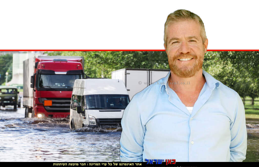 דר' דוד אסף, סמנכל בכיר לתשתיות, תכנון וניהול משאבי סביבה ברקע: תנועה ברחוב מוּצף בעיר ניהול סיכוני שיטפונות | צילום: Depositphotos | עיבוד צילום: שולי סונגו ©