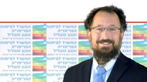 דר' אלעזר בן הראש מנכל המשרד לפיתוח הפריפריה הנגב והגליל ברקע: לוגו המשרד | צלם: אבי אוחיון, לעמ || עיבוד צילום: שולי סונגו ©