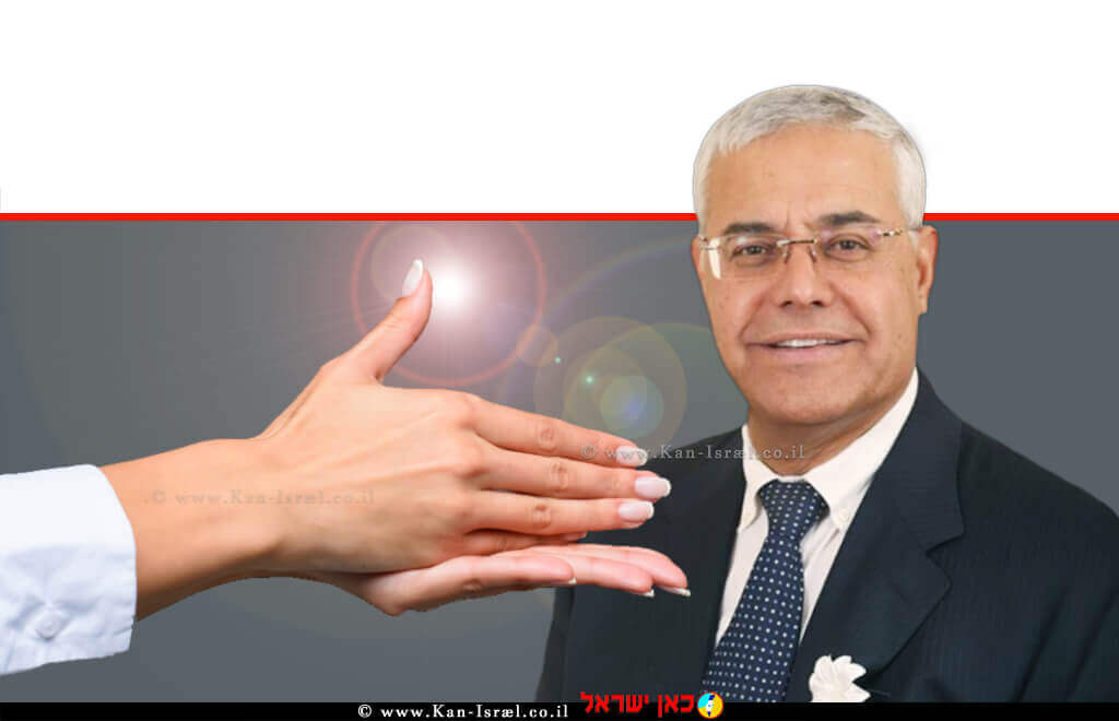 ז'קי לוי ראש עיריית בית שאן, ברקע: מחווה בשפת סימנים | צילום: כנסת | צילום: Depositphotos | עיבוד צילום: שולי סונגו ©