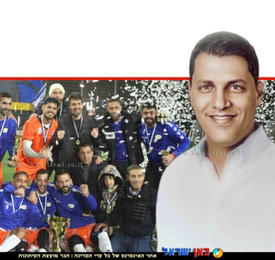 עומר רצון, מחזיק תיק התרבות והספורט, בעיריית ראש העין, ומפיק טורניר קבוצות קט-רגל חמישיות ברקע: אלופת המדינה קבוצת "המקסיקני" מבאר-שבע | עיבוד צילום: שולי סונגו ©