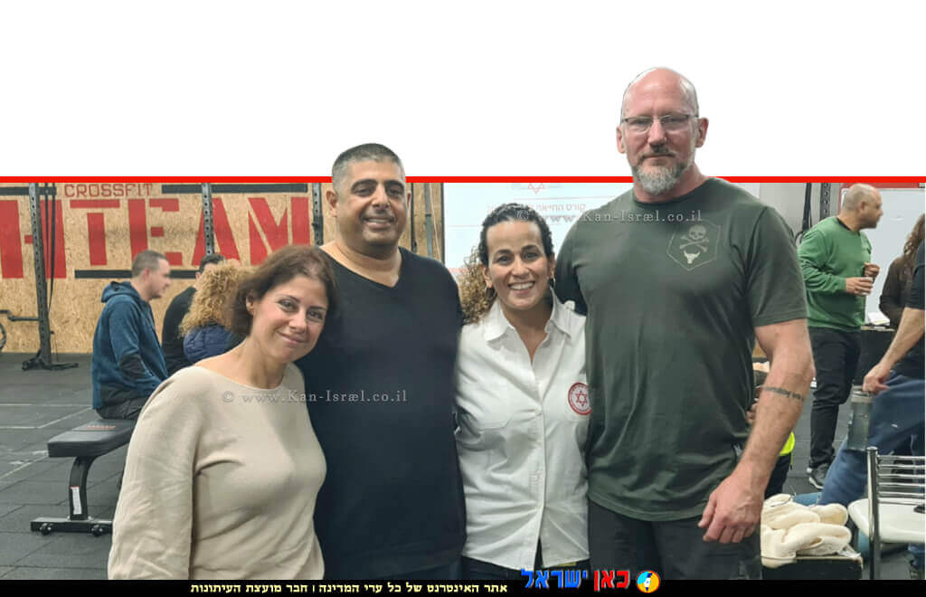 צביקה פרידמן, בעלי מכון הכושר קרוספיט, חובשת בכירה ב-מדא רויטל צברי, קובי ראסן שהתמוטט במהלך אימון במכון וניצל בזכות מַפְעֵם (דֵּפִיבְּרִילָטוֹר) ורעייתו לינור | צילום דוברות מדא | עיבוד צילום: שולי סונגו © צביקה פרידמן, בעלי מכון הכושר קרוספיט, חובשת בכירה ב-מדא רויטל צברי, קובי ראסן שהתמוטט במהלך אימון במכון וניצל בזכות מַפְעֵם (דֵּפִיבְּרִילָטוֹר) ורעייתו לינור | צילום דוברות מדא | עיבוד צילום: שולי סונגו ©