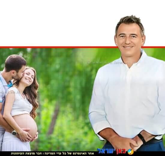 אריק שטיינר מנכל ‘שטיינר מכשירי שמיעה‘ מבית סונובה ישראל ברקע: בני זוג האישה בהריון | צילום: Depositphotos | עיבוד: Photolab | עיבוד צילום: שולי סונגו ©
