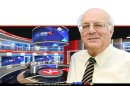 כב' שופט בית המשפט העליון בדימוס חנן מלצר, נשיא מועצת העיתונות והתקשורת בישראל ברקע: אולפן שידור ערוץ 14 | צילום: אתר ערוץ 14 | עיבוד צילום: שולי סונגו ©