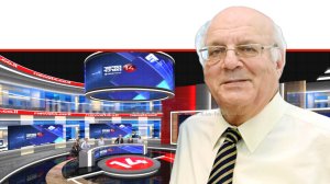 כב' שופט בית המשפט העליון בדימוס חנן מלצר, נשיא מועצת העיתונות והתקשורת בישראל ברקע: אולפן שידור ערוץ 14 | צילום: אתר ערוץ 14 | עיבוד צילום: שולי סונגו ©