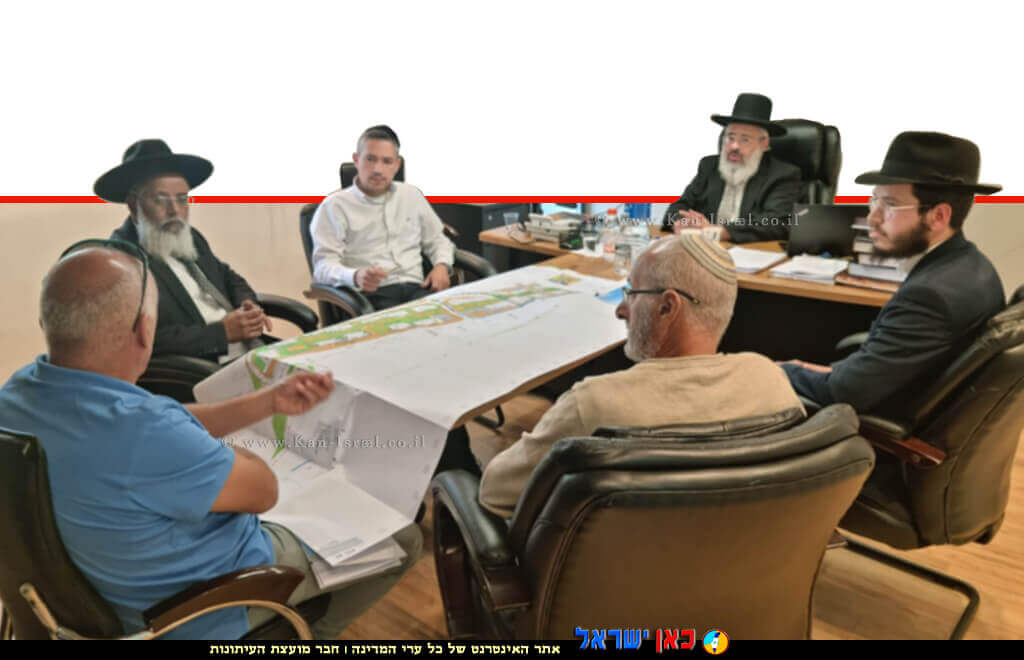 הגאון רבי ישראל מאיר ביטון שְׁלִיטָ"א רבה הראשי של חדרה, בלשכתו בפגישת עבודה עם רבני וראשי הקהילות של בתי הכנסת וחבר המועצה של עיריית חדרה  רבי בועז ביטון | עיבוד צילום: שולי סונגו ©
