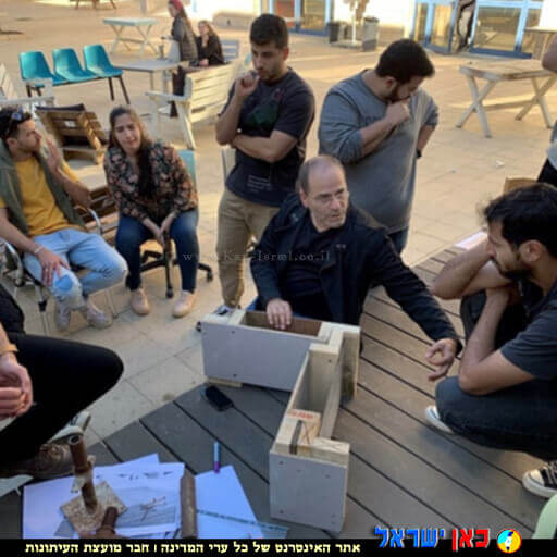 סטודנטים עובדים על דגמים של פרטי החיבור של המבנה בתמונה: עילם תובל, רון קינן, תומר בליש, ומנחה-הסטודיו ד"ר מתי אבשלומוב מרצה באוניברסיטת אריאל | עיבוד צילום: שולי סונגו © סטודנטים עובדים על דגמים של פרטי החיבור של המבנה בתמונה: עילם תובל, רון קינן, תומר בליש, ומנחה-הסטודיו ד"ר מתי אבשלומוב מרצה באוניברסיטת אריאל | עיבוד צילום: שולי סונגו ©