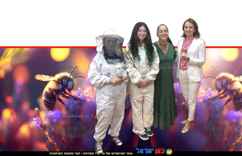 מימין: אנדריה פורקארט מרטינז שגרירת סלובניה בישראל, שרון ניר-ענבר, מורה למדעים וחקלאות בכפר הנוער ויצו, והדבוראיות ליאור בר און ואלה קריאף | ברקע: האבקה באמצעות דבורה | עיבוד צילום: שולי סונגו © מימין: אנדריה פורקארט מרטינז שגרירת סלובניה בישראל, שרון ניר-ענבר, מורה למדעים וחקלאות בכפר הנוער ויצו, והדבוראיות ליאור בר און ואלה קריאף | ברקע: האבקה באמצעות דבורה | עיבוד צילום: שולי סונגו ©