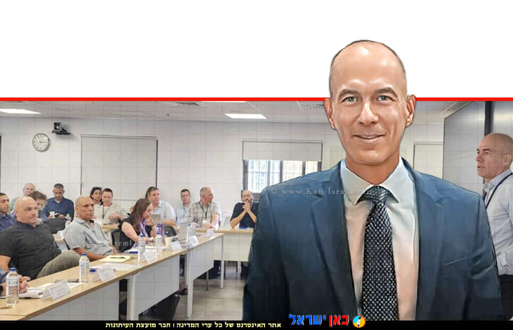 אמנון מרחב מנכל משרד הכלכלה, ברקע: משתתפי הדיון בתרגול חרום בהערכות למלחמה כוללת | עיבוד: Photolab | עיבוד צילום: שולי סונגו ©