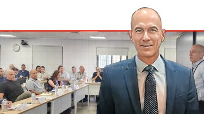 אמנון מרחב מנכל משרד הכלכלה, ברקע: משתתפי הדיון בתרגול חרום בהערכות למלחמה כוללת | עיבוד: Photolab | עיבוד צילום: שולי סונגו ©