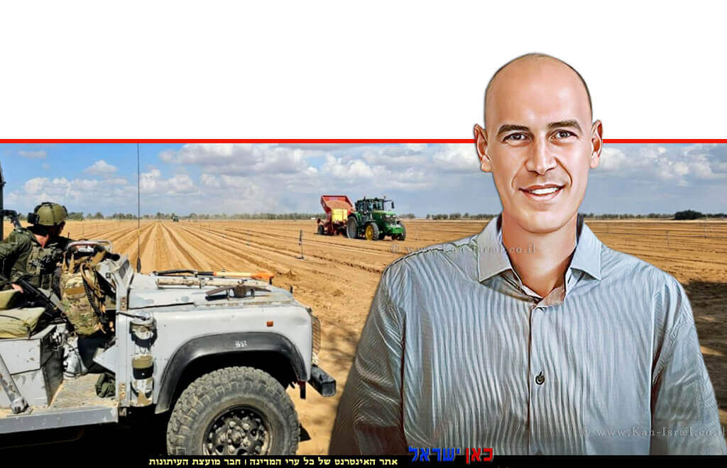 חגי שניר מנהל שירות ההדרכה והמקצוע (שה"מ) ברקע: זריעת תפוחי האדמה בשדות לב הנגב, צילום: משרד החקלאות | עיבוד: Photolab | עיבוד צילום: שולי סונגו ©