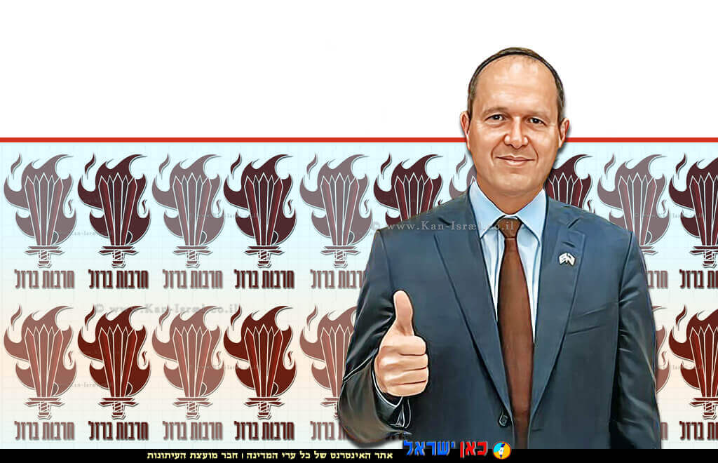 ניר ברקת שר הכלכלה והתעשייה, ברקע: לוגו 'מלחמת חרבות הברזל', צילום: דוץ | עיבוד: Photolab | עיבוד צילום: שולי סונגו ©