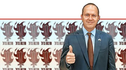 ניר ברקת שר הכלכלה והתעשייה, ברקע: לוגו 'מלחמת חרבות הברזל', צילום: דוץ | עיבוד: Photolab | עיבוד צילום: שולי סונגו ©