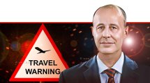 צחי הנגבי, ראש המטה לביטחון לאומי היועץ לביטחון הלאומי של ראש ממשלת ישראל ברקע: אזהרת טיסות | עיבוד: Photolab | עיבוד צילום: שולי סונגו ©