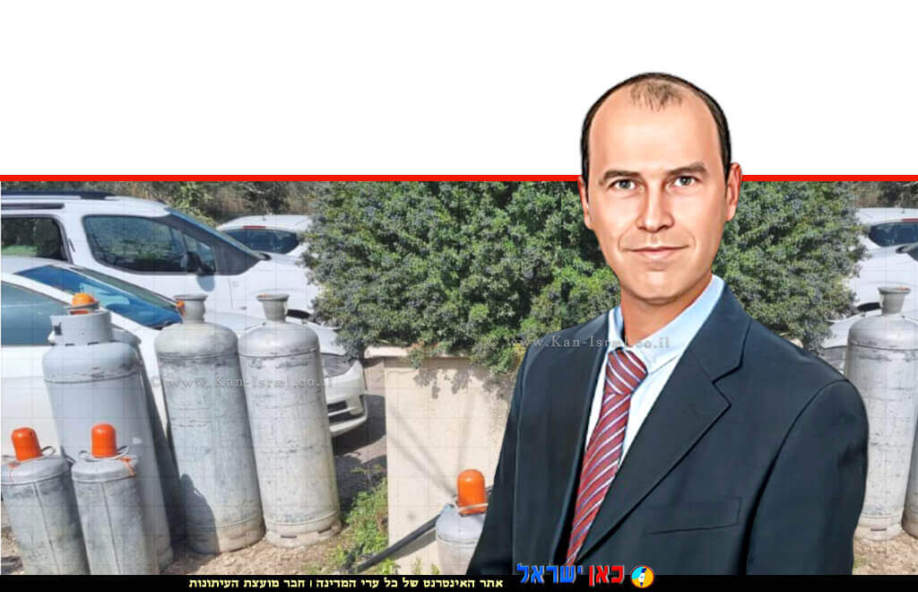 חן בר יוסף, מנהל אגף הפיקוח במנהל הדלק במשרד האנרגיה והתשתיות, ברקע: בלוני גז שנתפסו בוואדי ערה | צילום: שלומי אמסלם, לע"מ