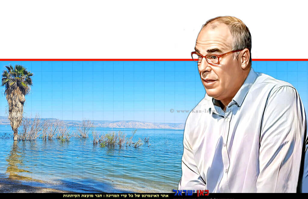 עידן גרינבאום יושב ראש איגוד ערים כינרת ברקע: חוף חוקוק צפון; צילום: איגוד ערים כינרת | עיבוד: Photolab | עיבוד צילום: שולי סונגו ©