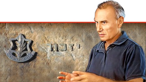 אלוף (מיל') גרשון הכהן, לשעבר מפקד הגיס הצפוני, ראש חטיבת תורה והדרכה במטכ"ל ברקע: יזכור | צילום: אתר יזכור | עיבוד: Photolab | עיבוד צילום: שולי סונגו ©