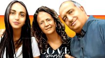 שמעון וענת אלקבץ עם בתם סיון אלקבץ שנרצחה ב-טבח ב-7.10 | עיבוד: Photolab | עיבוד צילום: שולי סונגו ©