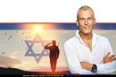 צפריר אלטרמן, יושב ראש ארגון מחברים בין אחים מארגן מיזם תהילים למען הנופלים ברקע, צללית של חייל מצדיע ודגל ישראל | צילום: 123rf-com | עיבוד: Photolab | עיבוד צילום: שולי סונגו ©