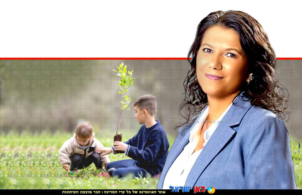 יושבת ראש קרן קימת לישראל הגב' יפעת עובדיה לוסקי, ברקע: ילדים בטבע | צילום: צילום: אבי בלבן, ארכיון הצילומים קק"ל | עיבוד: Photolab | עיבוד צילום: שולי סונגו ©