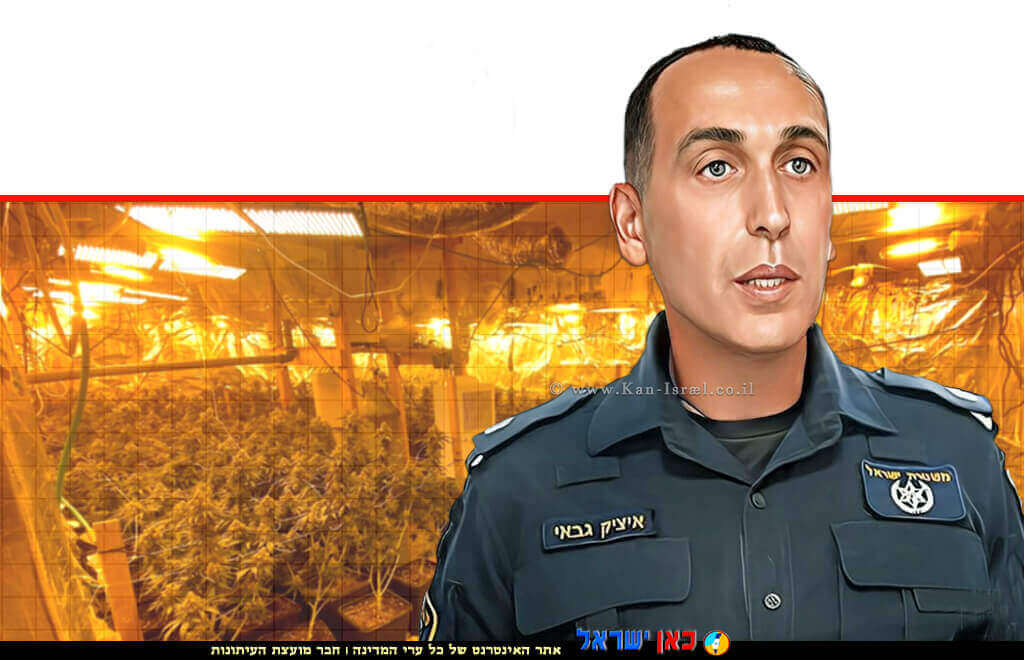 רב פקד איציק גבאי קצין חקירות של משטרת חדרה ברקע: מעבדת סמים של קאנביס שנחשפה בעיר | צילום: משטרת ישראל | עיבוד: Photolab | עיבוד צילום: שולי סונגו ©