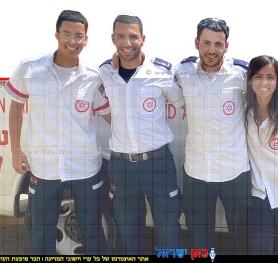 האחים המתנדבים במד"א מהעיר אור עקיבא לבית משפחת שוחט - צילום: דוברות מדא | עיבוד צילום: שולי סונגו ©