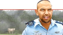 מפקד תחנת נשר, סגן ניצב צחי בן חיים, צילום: דוברות המשטרה ברקע: בקר ועשן, צילום: ויקיפדיה | עיבוד: Photolab | עיבוד צילום: שולי סונגו ©