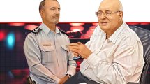 נשיא מועצת העיתונות והתקשורת בישראל, שופט בית המשפט העליון בדימוס חנן מלצר, מול מפכ”ל המשטרה החדש דני לוי | צילום: בינה מלאכותית, 123rf-com | עיבוד: Photolab | עיבוד צילום: שולי סונגו ©