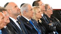 ראש הממשלה בנימין נתניהו בטקס האזכרה הממלכתי לחללי מלחמת חרבות ברזל ב-7 באוקטובר 2023, צילום: קובי גדעון, לע״מ© | עיבוד: Photolab | עיבוד צילום: שולי סונגו ©