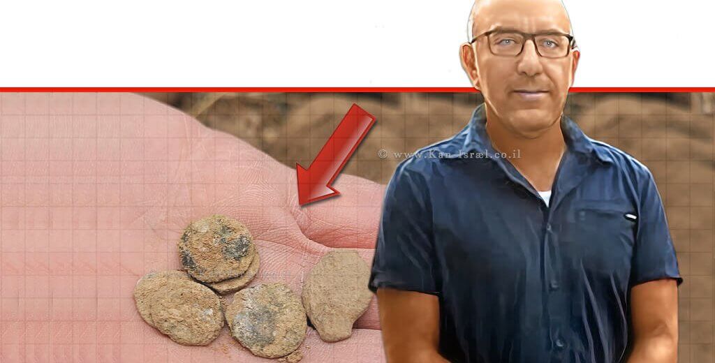 ד"ר יואב פרחי ארכיאולוג, אוצר ביתן קדמן למטבעות במוזיאון ארץ ישראל אוניברסיטת חיפה ברקע: מטמון נדיר עם 160 מטבעות מימי אלכסנדר ינאי | עיבוד: Photolab | עיבוד צילום: שולי סונגו ©